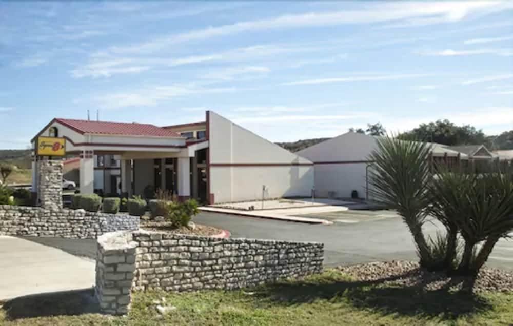 Super 8 By Wyndham Kerrville Tx Exterior photo