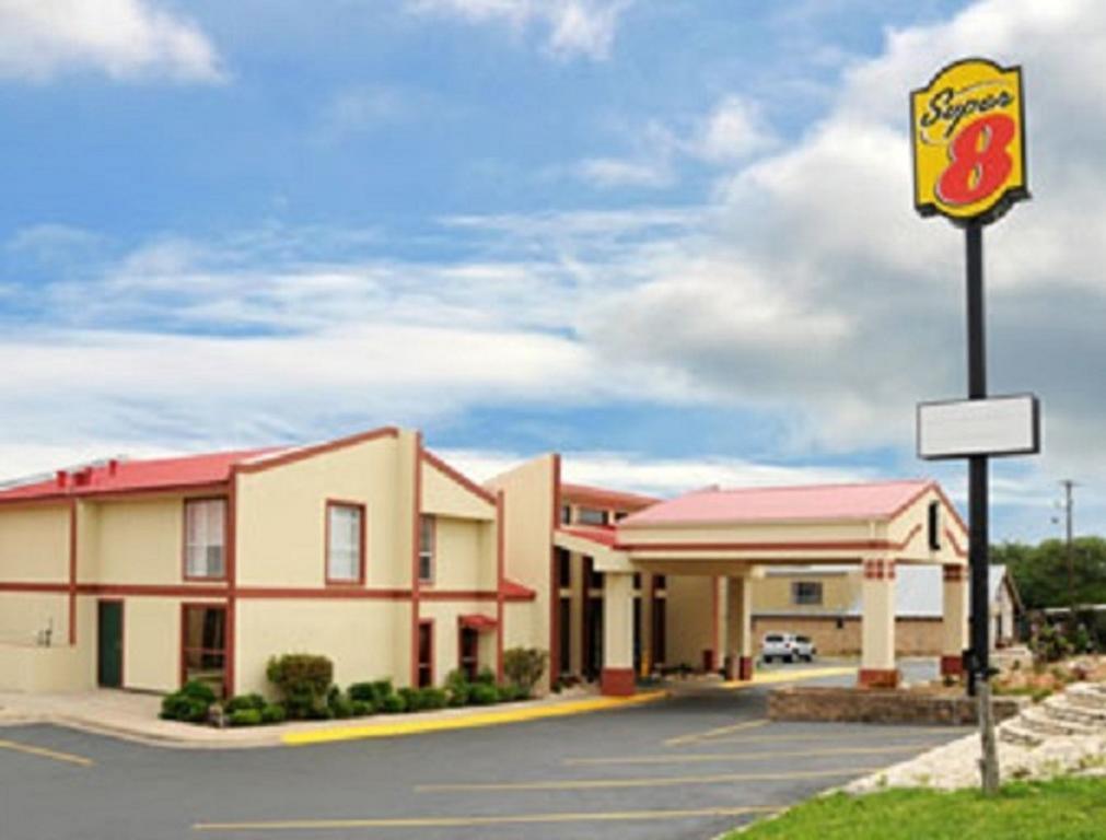 Super 8 By Wyndham Kerrville Tx Exterior photo